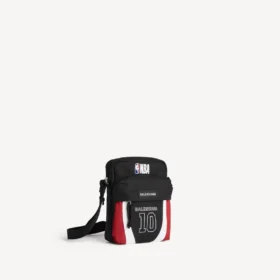 Balenciaga para homem | Bolsa a tiracolo Explorer, em colaboração com a NBA, em preto/branco/vermelho vermilhão