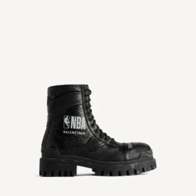 Balenciaga para homem | Bota Combat Strike em colaboração com a NBA, em preto