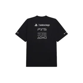 Balenciaga x PlayStation: Colaboração PS5 com padrão geométrico alfabético, manga curta, unissexo, preto 651795TKVF31070 Balenciaga x PlayStation: Colaboração PS5 com padrão geométrico alfabético, manga curta, unissexo, preto 651795TKVF31070