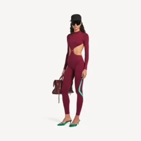 Body feminino com recortes em estilo techwear, em cor de vinho/água