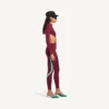 Body feminino com recortes em estilo techwear, em cor de vinho/água