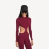 Body feminino com recortes em estilo techwear, em cor de vinho/água