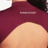 Body feminino com recortes em estilo techwear, em cor de vinho/água