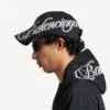 Boné masculino com inscrição em cursivo em preto desbotado