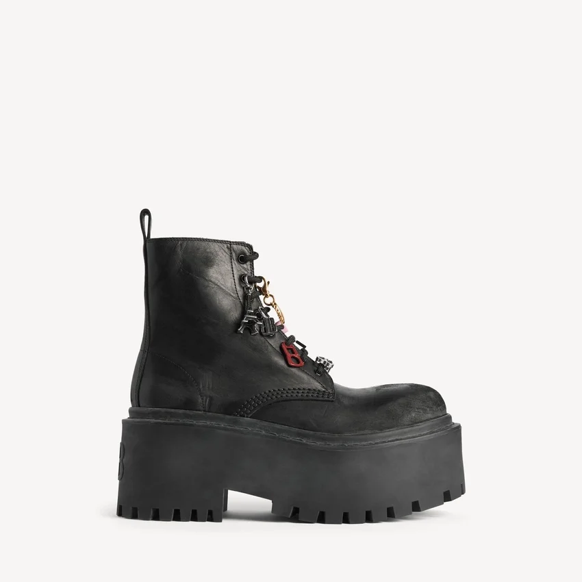 Botins de plataforma femininos «Strike» com pingentes em preto/multicolorido Botins de plataforma femininos «Strike» com pingentes em preto/multicolorido