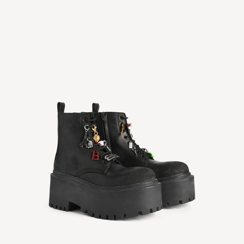 Botins de plataforma femininos «Strike» com pingentes em preto/multicolorido Botins de plataforma femininos «Strike» com pingentes em preto/multicolorido