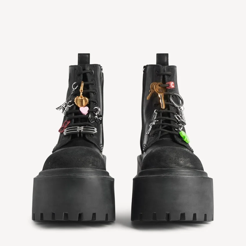 Botins de plataforma femininos «Strike» com pingentes em preto/multicolorido Botins de plataforma femininos «Strike» com pingentes em preto/multicolorido