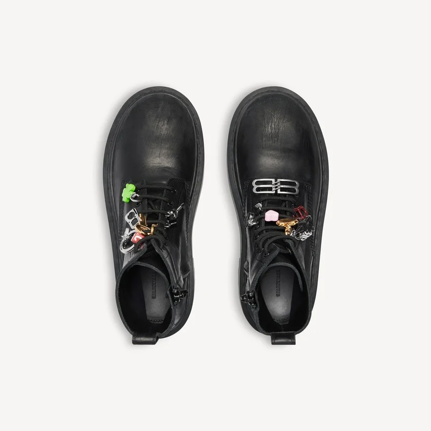 Botins de plataforma femininos «Strike» com pingentes em preto/multicolorido Botins de plataforma femininos «Strike» com pingentes em preto/multicolorido