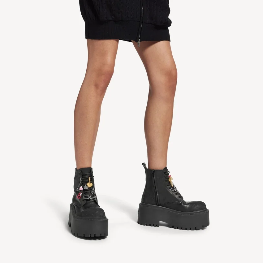 Botins de plataforma femininos «Strike» com pingentes em preto/multicolorido Botins de plataforma femininos «Strike» com pingentes em preto/multicolorido
