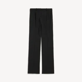 Calças femininas justas e de corte elegante em preto