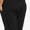 Calças femininas justas e de corte elegante em preto