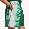 Calções masculinos de corte descontraído com estampado tie-dye extremo em verde/branco