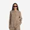 Camisa feminina com monograma em bege/preto