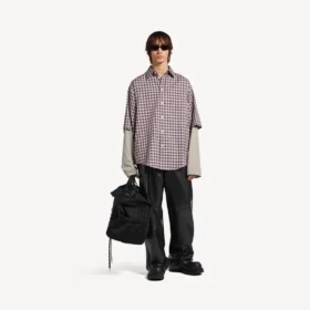 Camisa masculina com mangas invertidas em vermelho/azul-marinho