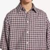 Camisa masculina com mangas invertidas em vermelho/azul-marinho