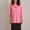 Camisola de manga curta com bordado e gola redonda, coleção SS21, cor rosa 641532TJVA95764