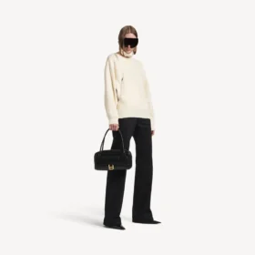 Camisola feminina de gola alta invertida em branco sujo
