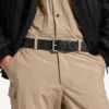 Cinto masculino com logótipo gravado em relevo, na cor preta
