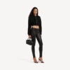 Hoodie com capuz curto e fecho de correr para mulher, em preto