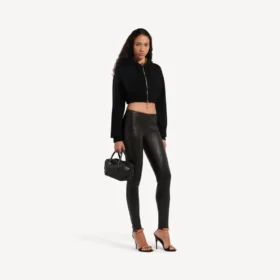 Hoodie com capuz curto e fecho de correr para mulher, em preto