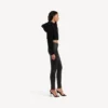 Hoodie com capuz curto e fecho de correr para mulher, em preto