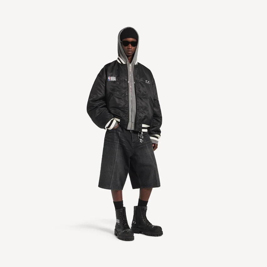 Jaqueta «Coach» de Balenciaga para homem | Colaboração com a NBA, em preto Jaqueta «Coach» de Balenciaga para homem | Colaboração com a NBA, em preto