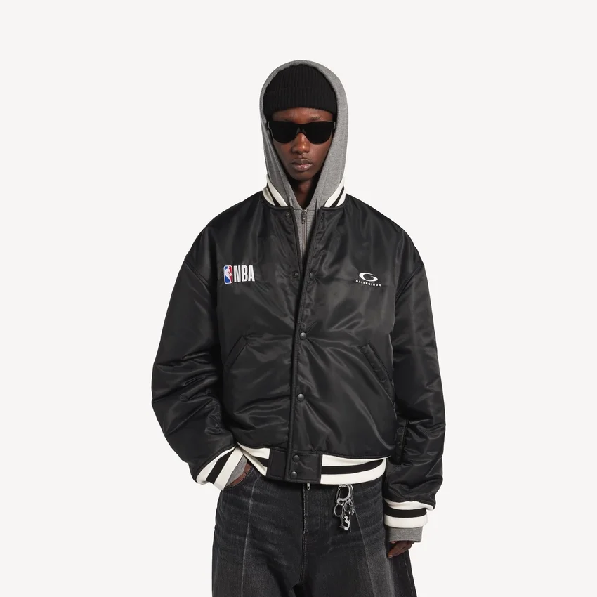 Jaqueta «Coach» de Balenciaga para homem | Colaboração com a NBA, em preto Jaqueta «Coach» de Balenciaga para homem | Colaboração com a NBA, em preto