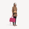 Jaqueta curta techwear para mulher em camelo
