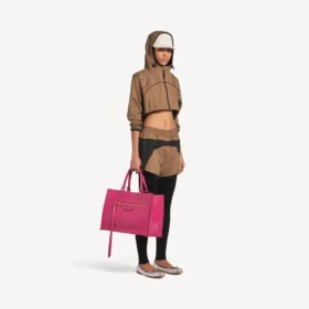 Jaqueta curta techwear para mulher em camelo