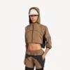Jaqueta curta techwear para mulher em camelo