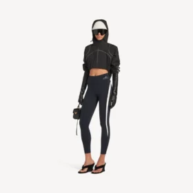 Jaqueta curta techwear para mulher em preto