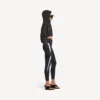Jaqueta curta techwear para mulher em preto