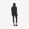 Jaqueta curta techwear para mulher em preto