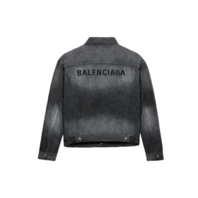 Jaqueta de Denim com logótipo nas costas, corte largo, «Fake Wash Black» 620728TIW435720 Jaqueta de Denim com logótipo nas costas, corte largo, «Fake Wash Black» 620728TIW435720