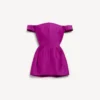 Mini-vestido feminino com ombros à mostra em roxo