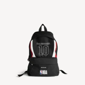 Mochila Explorer de Balenciaga para homem | Colaboração com a NBA em preto/branco/vermelho vermilhão
