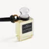 Pingente em forma de frasco de perfume em miniatura, na cor preta