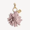 Pingente/porta-chaves feminino em forma de flor em quartzo rosa
