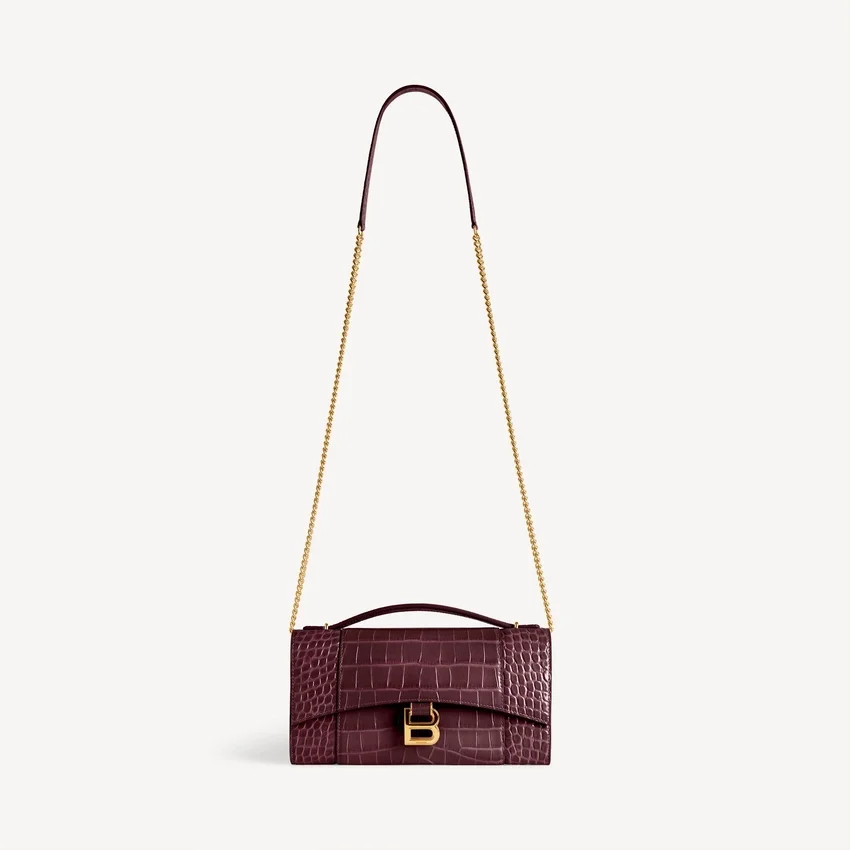 Pochette feminina em forma de Hourglass com corrente em bordô escuro Pochette feminina em forma de Hourglass com corrente em bordô escuro