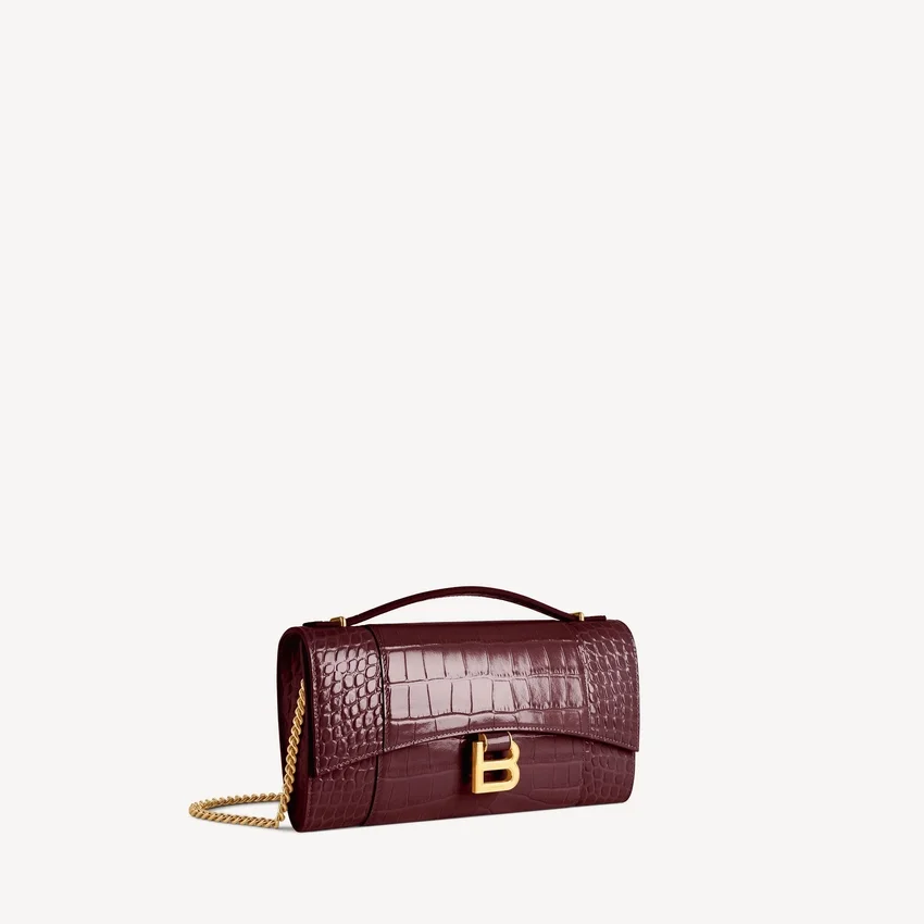 Pochette feminina em forma de Hourglass com corrente em bordô escuro Pochette feminina em forma de Hourglass com corrente em bordô escuro
