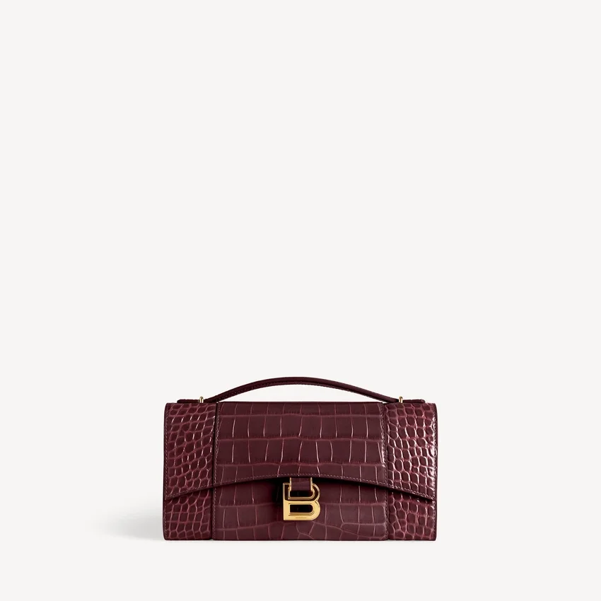 Pochette feminina em forma de Hourglass com corrente em bordô escuro Pochette feminina em forma de Hourglass com corrente em bordô escuro