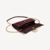 Pochette feminina em forma de Hourglass com corrente em bordô escuro Pochette feminina em forma de Hourglass com corrente em bordô escuro