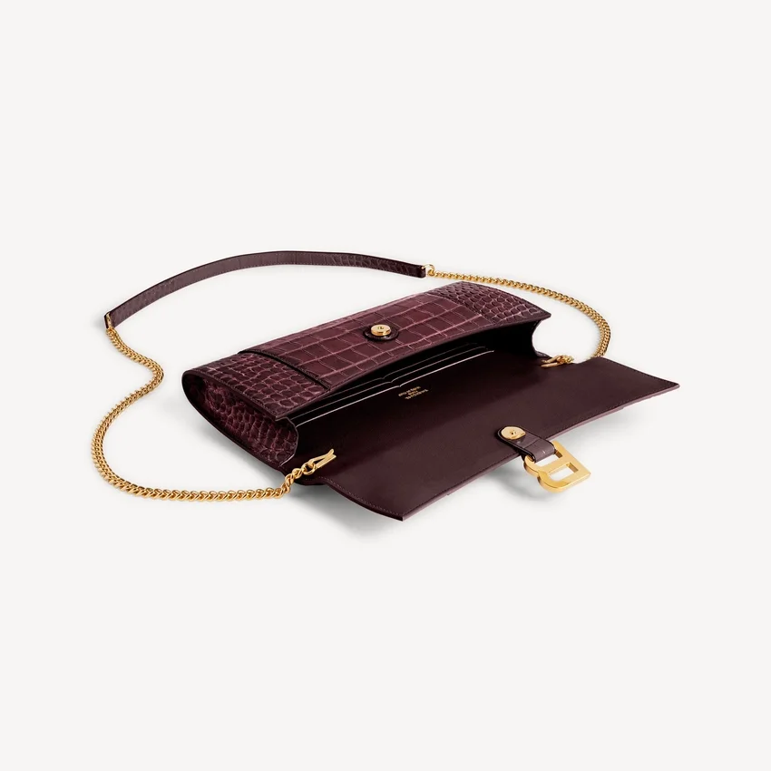 Pochette feminina em forma de Hourglass com corrente em bordô escuro Pochette feminina em forma de Hourglass com corrente em bordô escuro