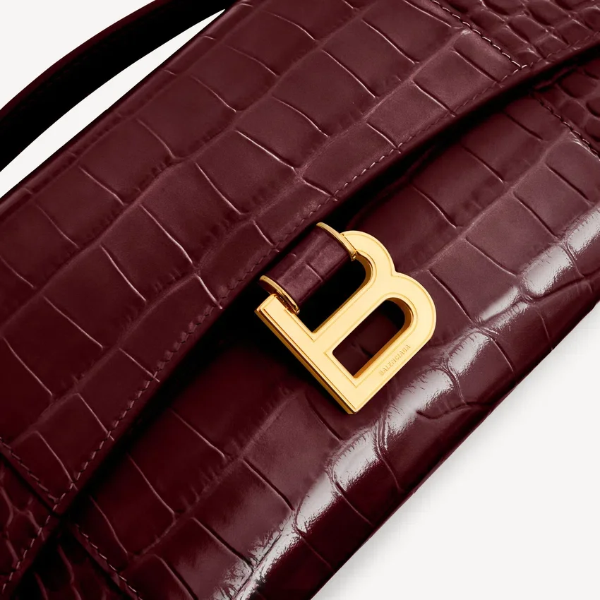 Pochette feminina em forma de Hourglass com corrente em bordô escuro Pochette feminina em forma de Hourglass com corrente em bordô escuro