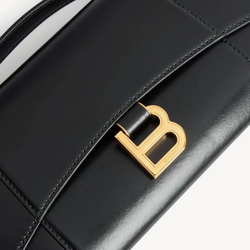 Pochette feminina em forma de Hourglass com corrente, em preto Pochette feminina em forma de Hourglass com corrente, em preto