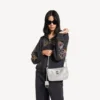 Pochette feminina Rodeo com alça tipo sling e strass em cinzento fumado