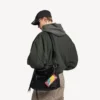 Porta-chaves/pingente masculino em forma de bolsa de snacks, na cor vermelha