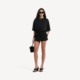 Saia-calções mini de corte elegante para mulher em preto Saia-calções mini de corte elegante para mulher em preto