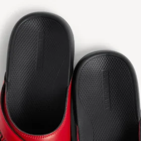 Sandálias desportivas de piscina para homem em preto/vermelho