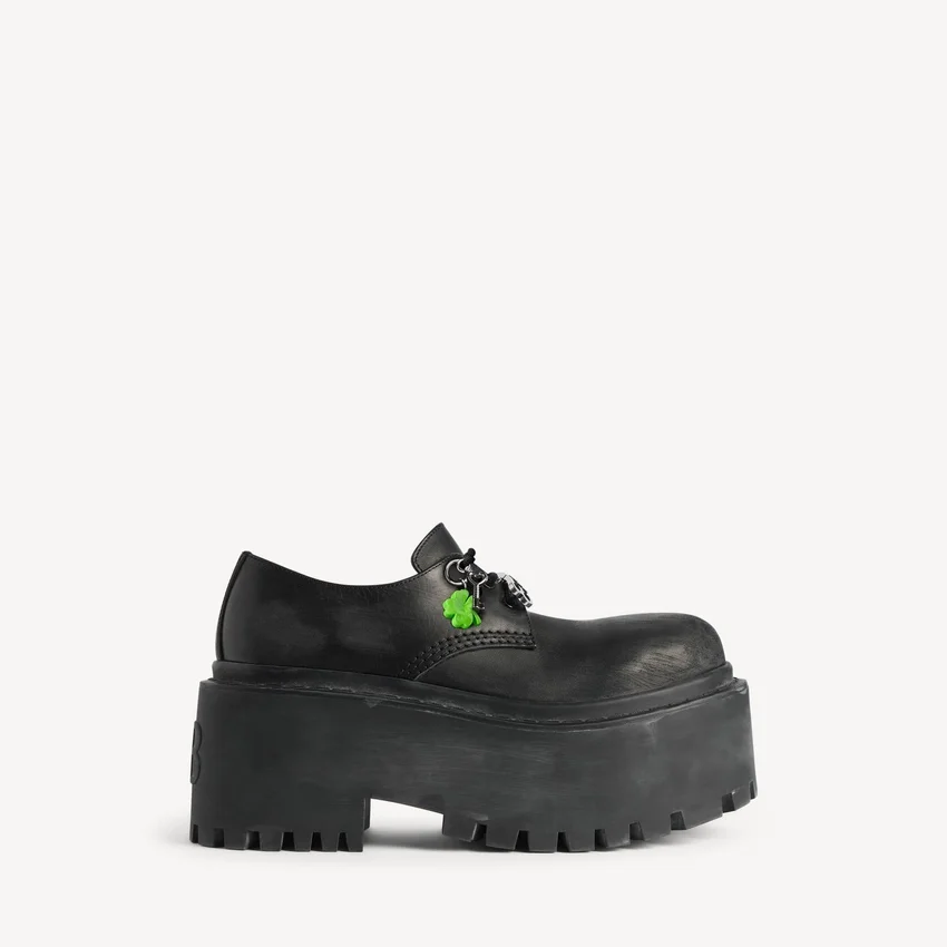 Sapatos Derby de plataforma «Strike» para mulher com pingentes, em preto/multicolorido Sapatos Derby de plataforma «Strike» para mulher com pingentes, em preto/multicolorido